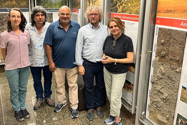 Profesores Clara Zuluaga, Juan C Loaiza, Walter Osorio, Tomasz Zaleski y la Sra. Claudia Álvarez (izquierda a derecha) en la visita a la exposición permanente de suelos del mundo del museo de suelos de la UKR. Foto Cortesía de la ORI UNAL Medellín.