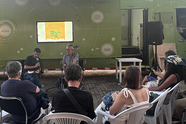 Durante la 18 Fiesta del Libro y la Cultura, la Red Cultural realizó un conversatorio con el líder del Herbario de la UNAL, profesor Jorge Andrés Pérez Zabala. Foto de la Red Cultural UNAL.