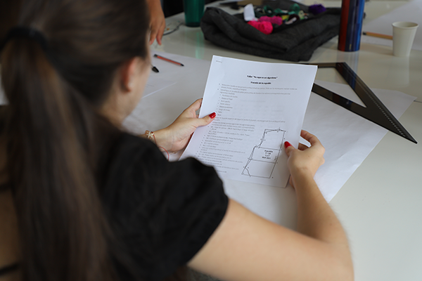 En el taller los asistentes conocieron sobre patronaje. Foto de Unimedios.