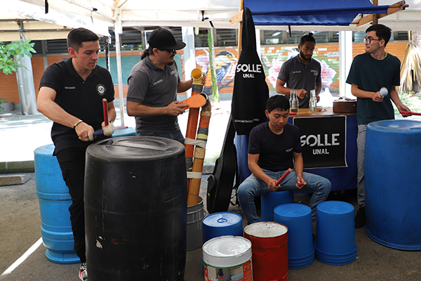 Solle Unal es un grupo musical que convierte materiales reciclados en instrumentos musicales. Foto Unimedios Medellín