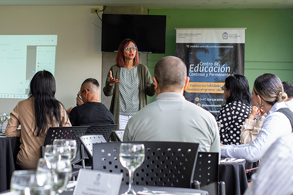 Profesora Claudia Córdoba, orientadora del taller, egresada UNAL. Foto Dirección de Investigación y Extensión.