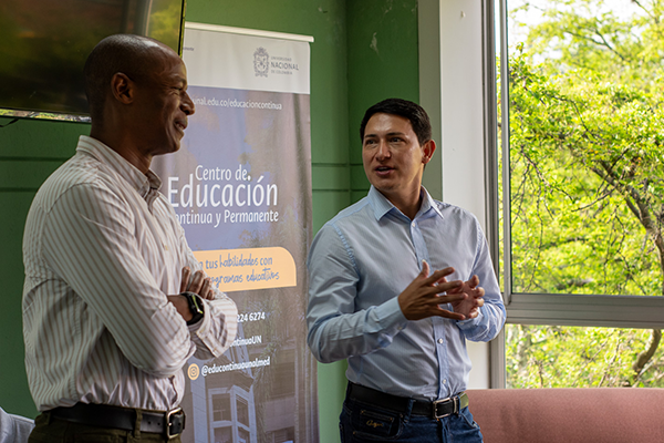De izquierda a derecha, Bladimir Copete, director Plexus Ingenieria Integral; Hugo Ospina, director de Responsabilidad Social Empresarial Camacol Antioquia. Foto Dirección de Investigación y Extensión.