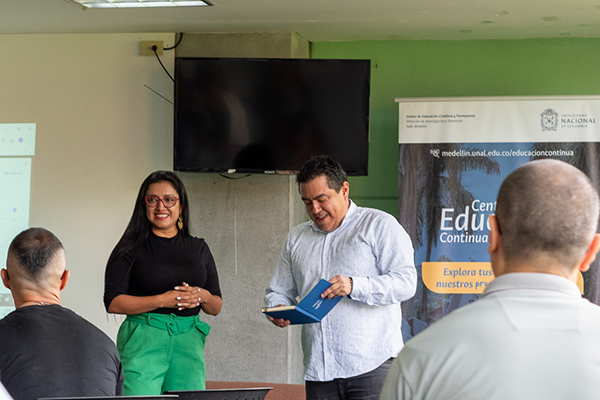 Sandra Milena García Molina, líder Centro de Educación Continua y Permanente  y Andrés Felipe Trujillo, AFT Ingenieros Consultores. Foto Dirección de Investigación y Extensión.