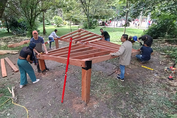 Estudiantes, profesores y egresados trabajaron en convites durante la última semana de noviembre para su construcción. Foto cortesía.