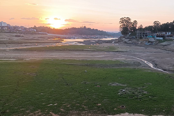 Además del racionamiento de agua y las enfermedades que provoca, la sequía afecta los embalses. Guatapé, Antioquia. Foto cortesía de DiariOriente (12/03/24).
