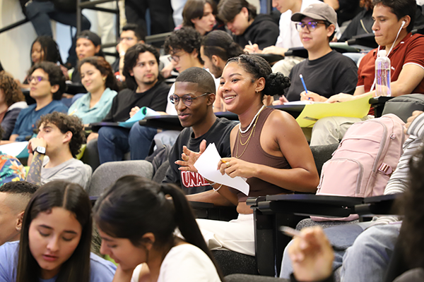 Los asistentes participaron también resolviendo integrales y respondiendo trivias a cambio de premios. Foto Unimedios.