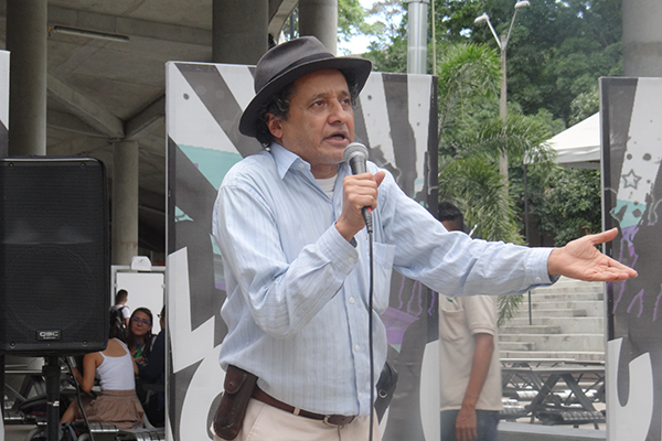 Jorge Ambrosio Villa Zapata, “Jota Villaza”, coordinador del grupo de proyección de Cuentería UNAL de Bienestar Universitario de la UNAL Medellín. Foto cortesía de Bienestar Universitario de la UNAL Medellín.