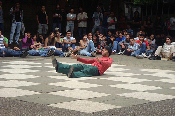 Durante la trayectoria de El Cuentacho UNAL, este ha divertido al público y lo ha invitado a interactuar. Foto cortesía de Bienestar Universitario de la UNAL Medellín.