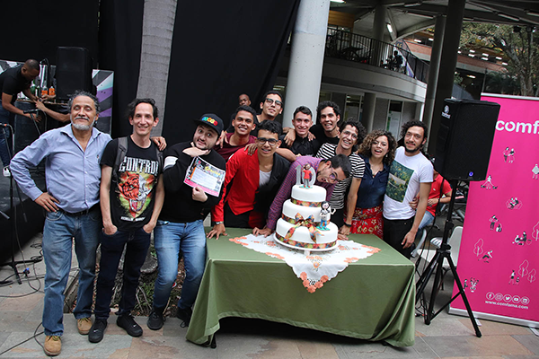 Tanto en los 10 años como en los 15 años, El Cuentacho UNAL los celebró con pastel incluido. Foto cortesía de Bienestar Universitario de la UNAL Medellín.