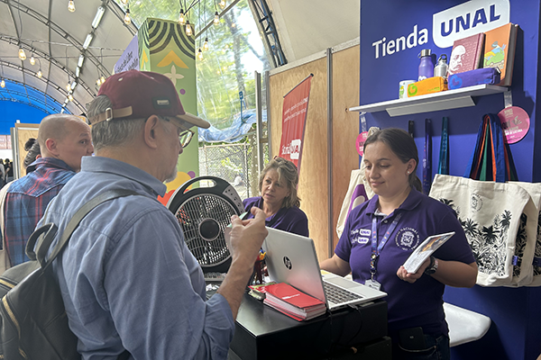 Los productos de la Tienda UNAL llamaron la atención de asistentes. Foto de Unimedios.