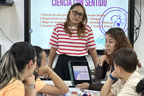 El taller Ciencia para Todos acogió a adultos y niños en el Aula Móvil. Foto de Unimedios.