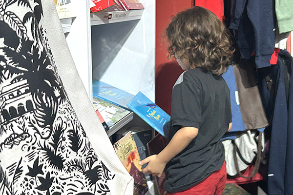 De la colección infantil, uno de los libros más vendidos fue Mi primer libro de plantas, de Miguel Ángel Gamboa Gaitán. Foto de Unimedios.