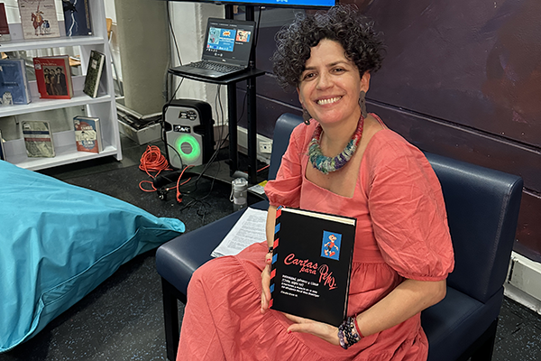 Claudia y el libro donado a la Sala del Cómic. Foto Unimedios Medellín.