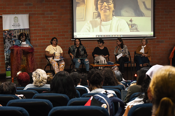 Representantes de organizaciones de mujeres y feministas, de la academia y de ONU Mujeres participaron del encuentro. Foto de la Facultad de Ciencias Humanas y Económicas.