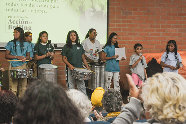 Durante la conmemoración, se presentó un grupo musical infantil y juvenil femenino. Foto de la Facultad de Ciencias Humanas y Económicas.