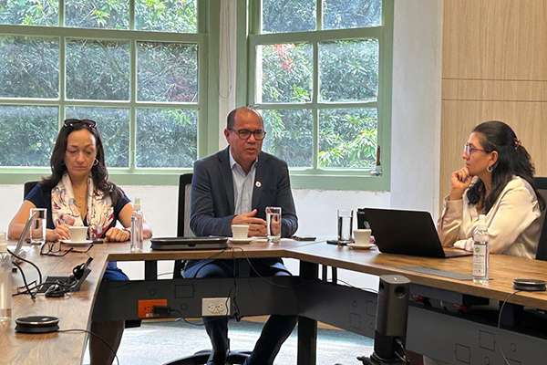 Mónica Reinartz Estrada, directora de Relaciones Exteriores de la UNAL; Óscar Córdoba Gaona, decano de la Facultad de Ciencias Agrarias, y Mary Luz Alzate Zuluaga, vicerrectora UNAL Sede Medellín. Foto de Unimedios.