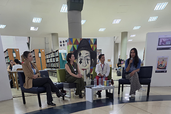 La exposición "Los colores de la salud mental" estuvo durante el mes de abril en la Biblioteca de la UNAL Sede Medellín, campus El Volador. Foto Bienestar universitario.