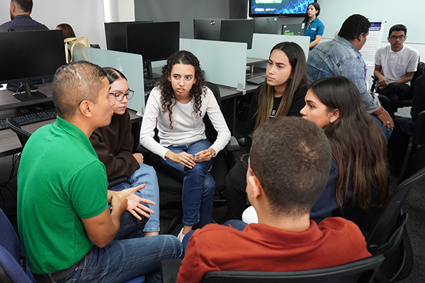 El docente señala el propósito es que estudiantes de economía destaquen en finanzas. Foto cortesía.