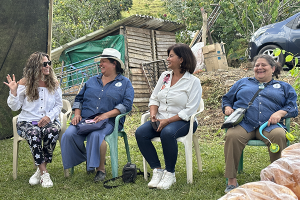 Luz Miryam Sánchez Aguirre, de Pirsa; Cenelia Cano Castañeda, representante legal de Cormufave; Luz Dinora Vera Acevedo, directora IDEA UNAL Medellín, y Elsa María Cano, de Cormufave. Foto de Unimedios.