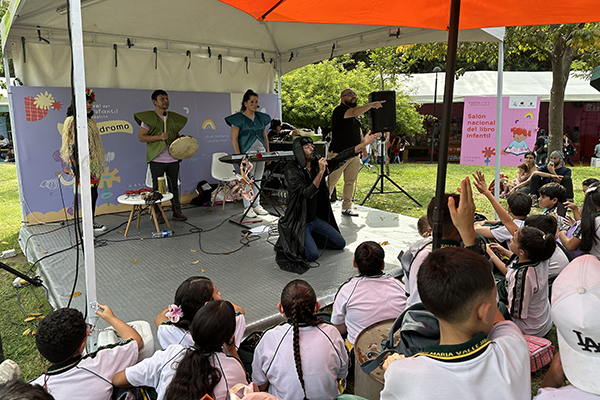 Durante el evento, además de la oferta de libros, se realizan actividades para niñas y niños. Foto Unimedios Medellín.
