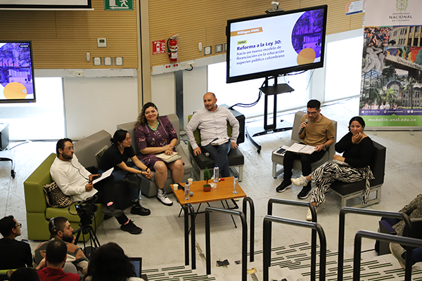 De izquierda a derecha, Ricardo Moreno, Jennifer Pedraza, Lina Carrillo, Andrés Felipe Mora, Ricardo Vergara y Darcy González. Foto Unimedios Medellín.