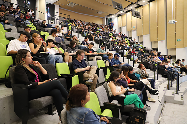 El espacio de discusión contó con la participación de miembros de la comunidad académica y la sociedad en general. Foto Unimedios Medellín.