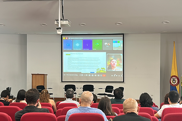 En el evento participó la funcionaria del Gobierno, Slendy Díaz, que habló sobre economía circular. Foto cortesía de la Oficina de Comunicaciones de la Facultad de Minas.