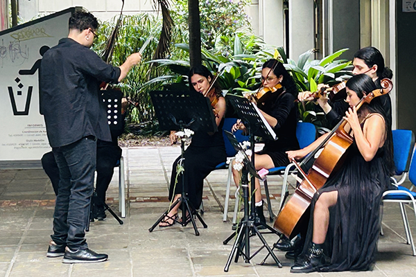 El grupo cultural Cuerdas Frotadas intervino con melodías en el espacio. Foto Unimedios Medellín