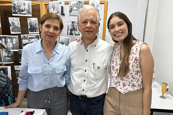 El Dr. José estuvo acompañado por su esposa e hija. Foto Unimedios.