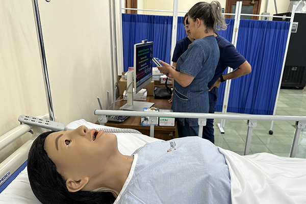 “Caro” puede ser programada para sufrir diversas enfermedades y hasta morir. Foto Unimedios.