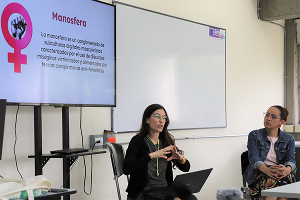 A la izquierda, la profesora Yanna G. Franco y a la derecha, la profesora y secretaria de la Sede Medellín Doris Gómez, durante el encuentro. Foto Unimedios.