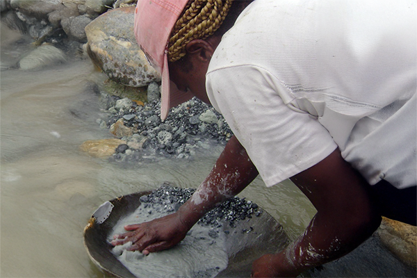 La minería de oro es considerada una practica tradicional por algunas comunidades en el territorio colombiano. Foto Unimedios Medellín.