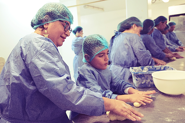 Acudientes, niños y jóvenes compartieron en torno a la ciudadanía y el diálogo. Foto cortesía de la Dirección de Investigación y Extensión UNAL Medellín.