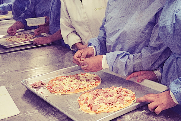 En familia prepararon recetas sencillas y conocidas. Foto cortesía de la Dirección de Investigación y Extensión UNAL Medellín.