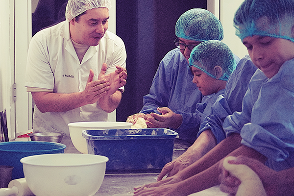 El docente instruyó en el modo de preparar las recetas. Foto cortesía de la Dirección de Investigación y Extensión UNAL Medellín.