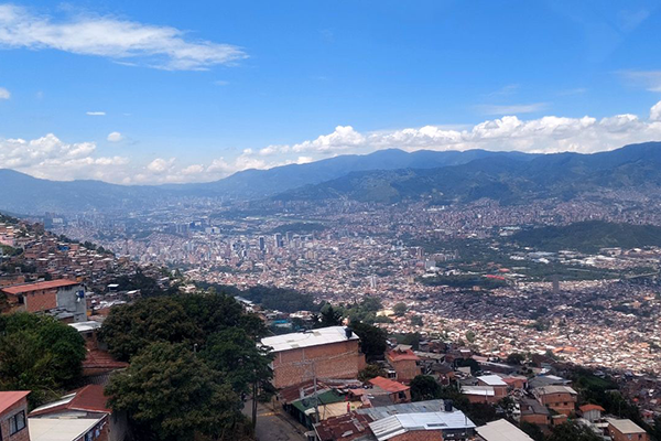 La Escuela presentó dos informes: sobre riesgos y déficit de la vivienda. Foto cortesía.