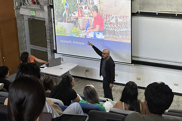 Camilo Contreras durante la conferencia magistral en la UNAL Medellín. Foto Unimedios.