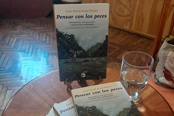 Libro "Pensar con los peces". Foto por editorial Bajo Tierra Ediciones