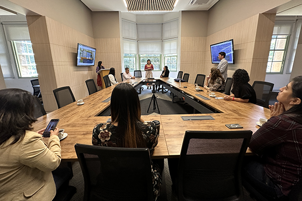 Miembros del equipo directivo acompañaron a Daissy Marcela Llano Pineda en la posesión. Foto Unimedios