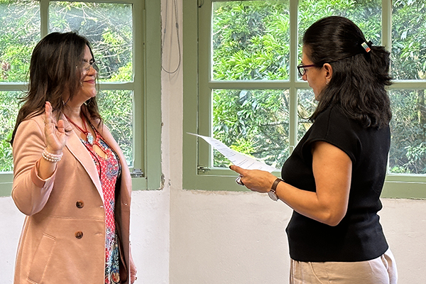 La nueva jefa de División de Unisalud de la UNAL Medellín fue posesionada por la vicerrectora de la Sede, Mary Luz Alzate Zuluaga. Foto de Unimedios.