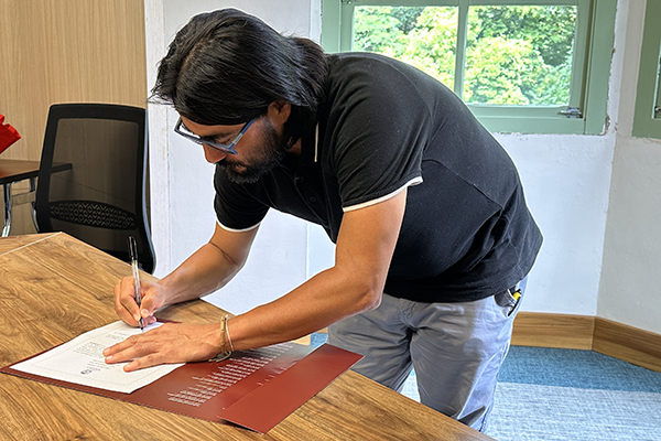 El historiador John Henry Giraldo se posicionó como asistente administrativo adscrito a Unimedios, responsable del Programa de Egresados de la Sede. Foto Unimedios Medellín.