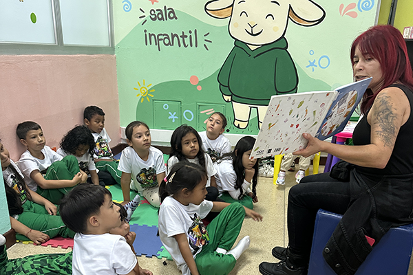 La Sala Infantil es un espacio para que los más pequeños inicien el mundo de la lectura en compañía de sus padres o acudientes. Foto Unimedios.