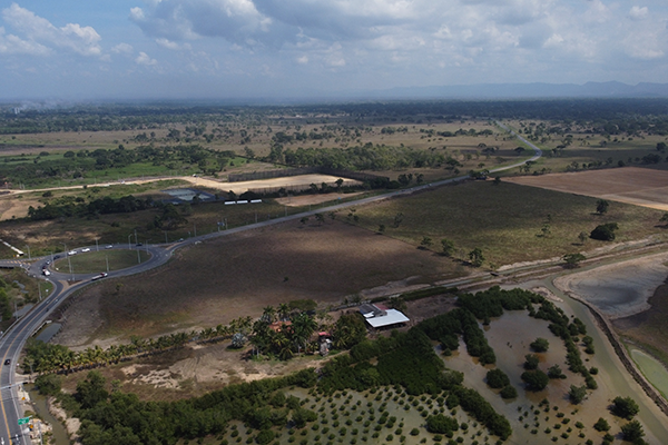 En primer plano, una laguna costera. Se observa la sabana, que es en sí misma el acuífero. Al fondo, los Montes de María, zona de recarga del acuífero. Foto cortesía de Armando Javier Gómez Montes.