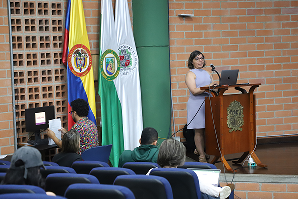La profesora Ivon Andrea Dorado en el segundo encuentro del Seminario-taller. Foto Unimedios Medellín.