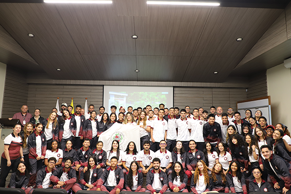El 17 de octubre, se entregó la bandera y los uniformes a artistas y deportistas que representarán a la UNAL Medellín. Foto Unimedios.