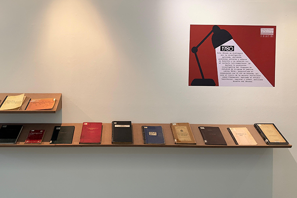 “La exposición cuenta con aproximadamente 200 libros, además de bitácoras, tarjetas de invitación a exposiciones artísticas y otros materiales que muestran la producción editorial de la Facultad”, Carolina Salazar Marulanda. Foto cortesía.