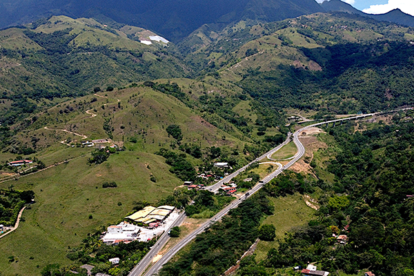 Filos y topes amplios se refieren a una de las geoformas que conforman el paisaje, que son intervenidos por las construcciones y la infraestructura vial. Foto Cortesía Carlos Benavides.