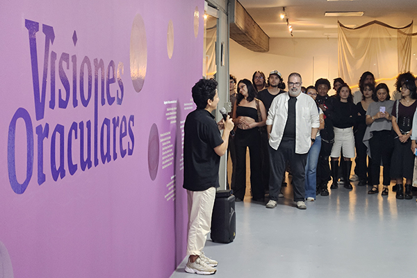 La inauguración contó con un performance a cargo de Majé. A partir de su muestra Devociones encarnizadas. Foto cortesía Oficina de Comunicaciones Facultad de Arquitectura.