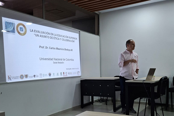 “La evaluación en la educación superior, ‘un asunto de ética y celebración’” fue la ponencia con la que participó el profesor Bedoya Montoya. Foto cortesía