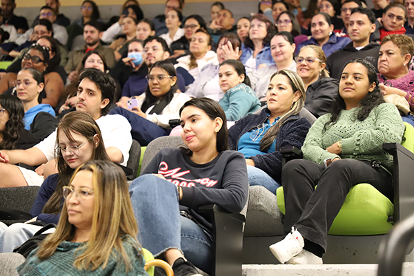 La charla "El Arma es la sonrisa" tuvo lugar el viernes 10 de octubre. Foto Unimedios.
